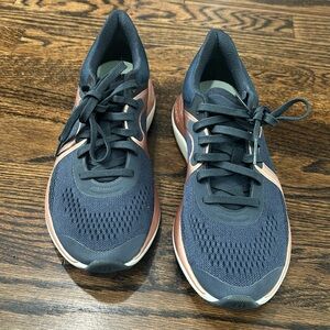 LIKE NEW Lululemon Chargefeel Low Workout Sneakers